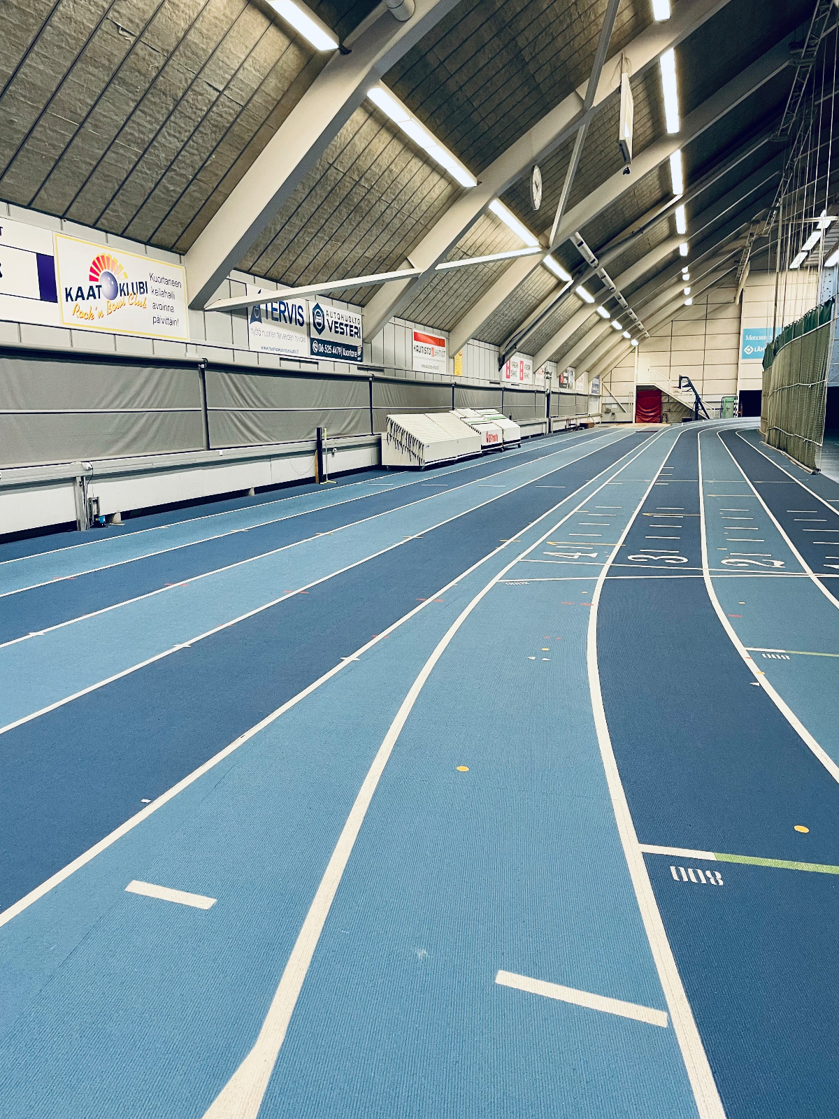 {"caption":"200 m indoor track","uploader":"Uploaded by: Hilkka Koskenranta, Triahtlete from Finland"}