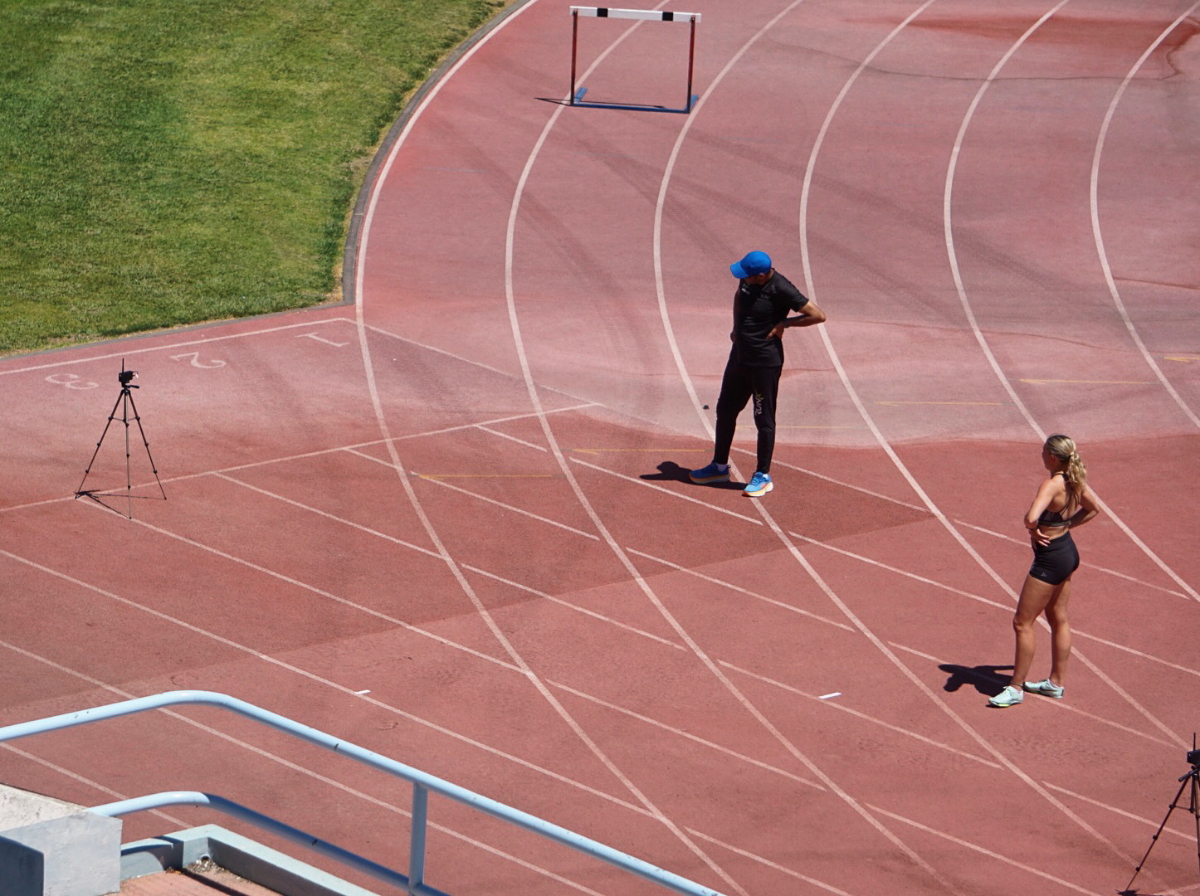 {"caption":"Debating with coach","uploader":"Uploaded by: Leonie van Vliet, Athlete, sprinter 100/200m from Netherlands"}