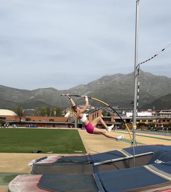 {"caption":"Outdoor pit","uploader":"Uploaded by: Nathalie, Pole vaulter from Italy"}